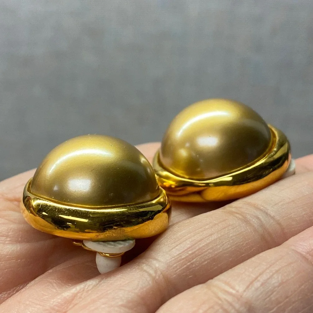 Vintage Carolee Classic Gold Tone Faux Pearl Button Clip On Earrings Designer - Picture 9 of 11